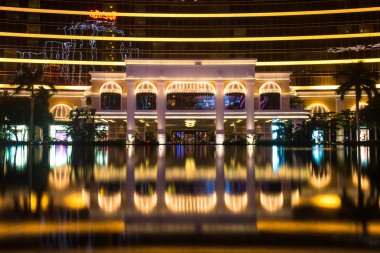 Makao, Çin - 2014.10.15: Macau - Asya kumar başkenti. Ünlü Wynn hotel fotoğraf.