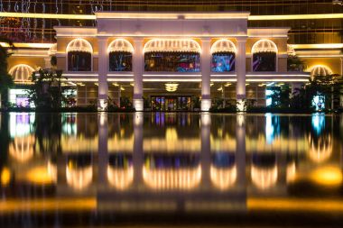 Makao, Çin - 2014.10.15: Macau - Asya kumar başkenti. Ünlü Wynn hotel fotoğraf.