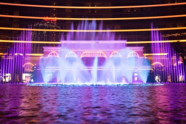 Makao, Çin - 2014.10.15: Macau - Asya kumar başkenti. Dans eden çeşme fotoğraf göstermek ünlü Wynn hotel.