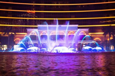 Makao, Çin - 2014.10.15: Macau - Asya kumar başkenti. Dans eden çeşme fotoğraf göstermek ünlü Wynn hotel.