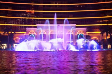 Makao, Çin - 2014.10.15: Macau - Asya kumar başkenti. Dans eden çeşme fotoğraf göstermek ünlü Wynn hotel.