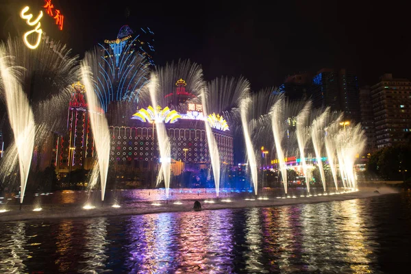 Macau, Kina - 2014.10.15: Macau - spel huvudstad i Asien. Foto av dansande fontän show på den berömda Wynn hotellet. — Stockfoto