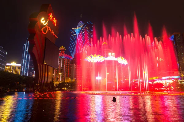 Macau, China - 2014.10.15: Macau - de gokhoofdstad van Azië. De foto van de dansende fontein show in het beroemde Wynn hotel. — Stockfoto