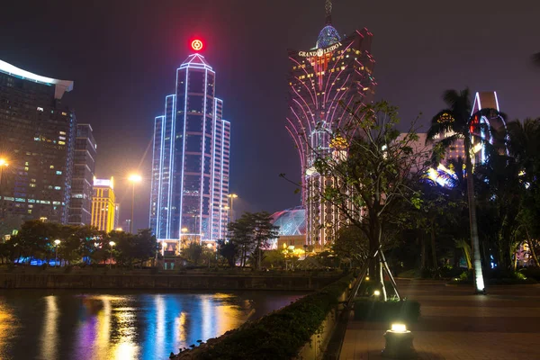 Macao, Čína - 2014.10.15: Macao - hazardní město Asie. Fotografie slavného Grand Lisboa hotel. — Stock fotografie