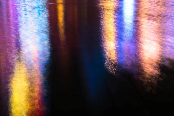 Um belo reflexo do sinal de néon para a água em Macau . — Fotografia de Stock