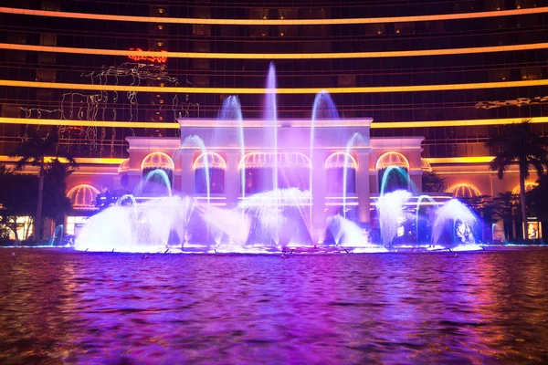 Macao, Čína - 2014.10.15: Macao - hazardní město Asie. Zobrazení fotografie tančící fontány na slavný hotel Wynn. — Stock fotografie