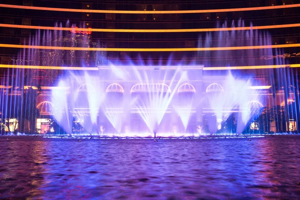 Macau, china - 2014.10.15: macau - die spielhauptstadt asiens. das foto der tanzenden fontänen-show im berühmten wynn hotel. — Stockfoto