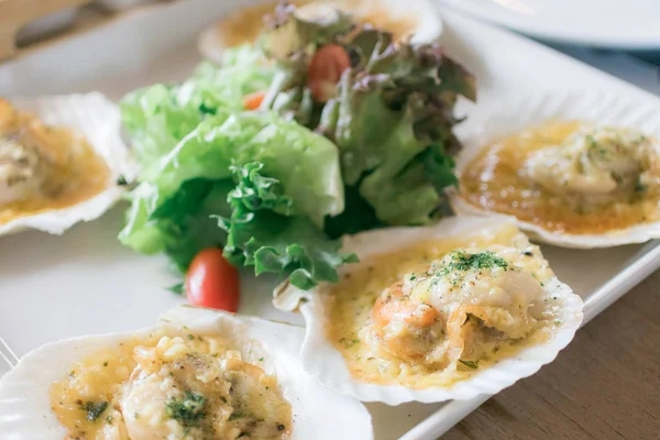 Fırında parmesan deniz tarağı deniz ürünleri