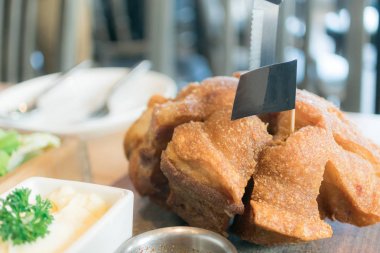 Kızarmış domuz budu.