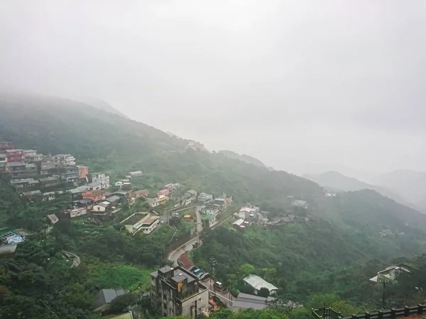 21 Marc 2017-Jiufen, Tajvan gyönyörű köd több mint Jiufen város — Stock Fotó