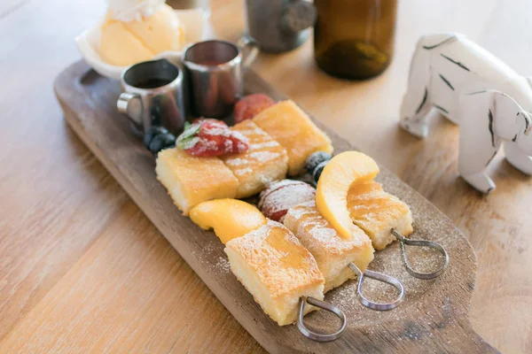 Çilek ve vanilya ile dökme bal Fransız tost ŞA