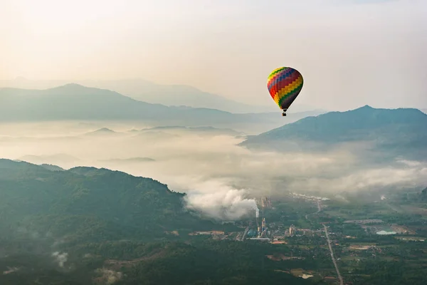 Sıcak hava balonu uçan Vang Vieng, Laos