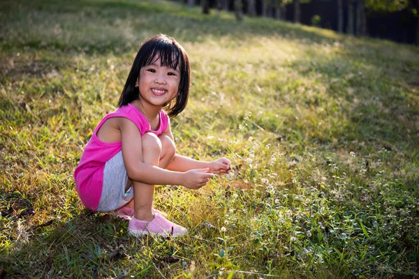 Mutlu Asyalı Çinli küçük kız vahşi çiçek — Stok fotoğraf