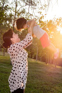 Asya Çin anne atar Up kızı parkta