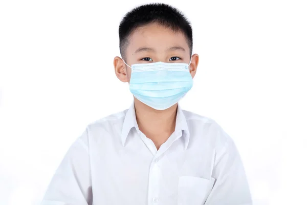 Asiático chinês estudante menino no uniforme vestindo máscara — Fotografia de Stock