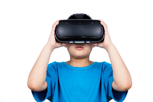 Азиатский китайский мальчик в очках виртуальной реальности
