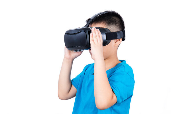 Азиатский китайский мальчик в очках виртуальной реальности
