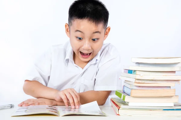 Překvapení asijské čínská malý kluk na sobě Student jednotné Readin — Stock fotografie