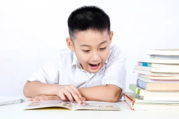 Překvapení asijské čínská malý kluk na sobě Student jednotné Readin — Stock fotografie