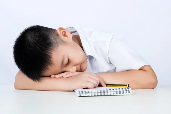 Aziatische Chinese jongetje dragen Student Uniform slapen op Des — Stockfoto