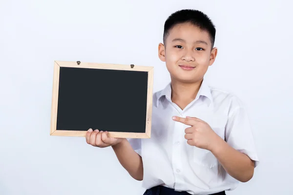 Asyalı Çinli küçük çocuk öğrenci üniforma işaret Chalkb giyiyor — Stok fotoğraf