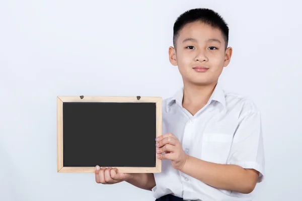 Asijská Čínská chlapeček studentské uniformě drží Chalkbo — Stock fotografie