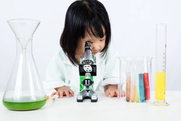 Asiática china niña trabajando con microscopio — Foto de Stock