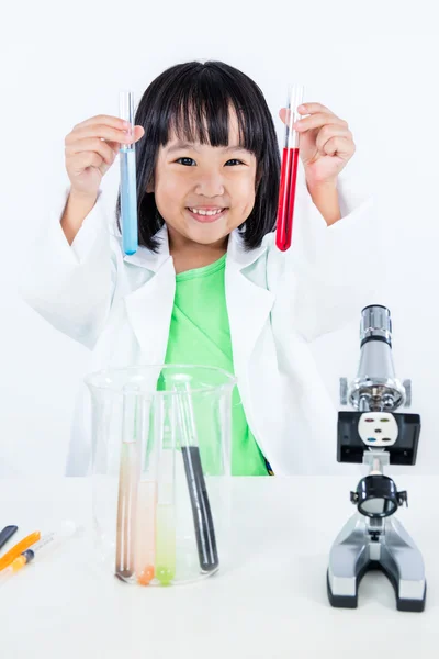 Gelukkig Aziatische Chinees meisje reageerbuis met Uniform te onderzoeken — Stockfoto