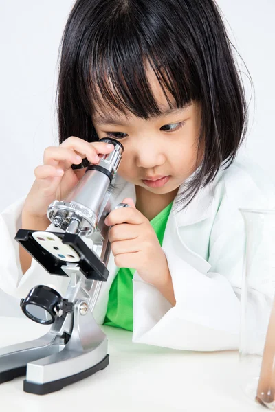 Asiatico cinese bambina working con microscopio — Foto Stock