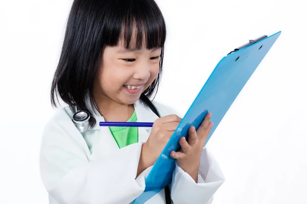 Uśmiechający się azjatycki chiński mały lekarz pisząc na pokładzie klips — Zdjęcie stockowe