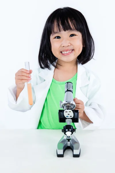 Heureux asiatique chinois petite fille examen test tube avec uniforme — Photo