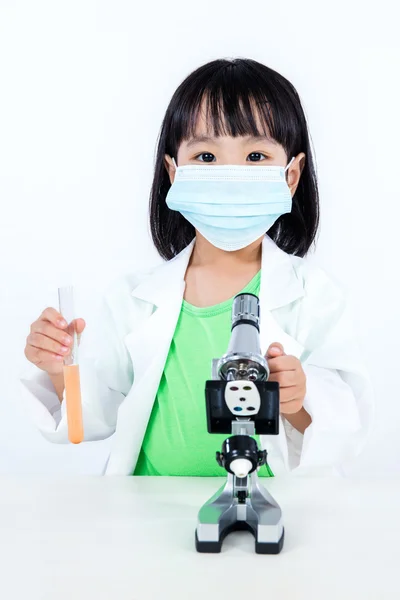 Azjatycki chiński dziewczynka, badając probówki z Uniform — Zdjęcie stockowe