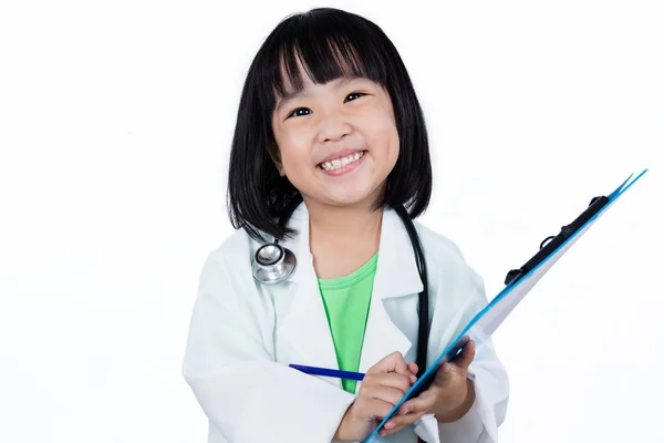 Sorridente asiatico cinese piccolo medico scrittura su clip bordo Fotografia Stock