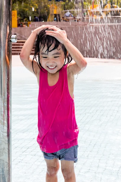 Feliz ásia chinês menina tomar um chuveiro — Fotografia de Stock