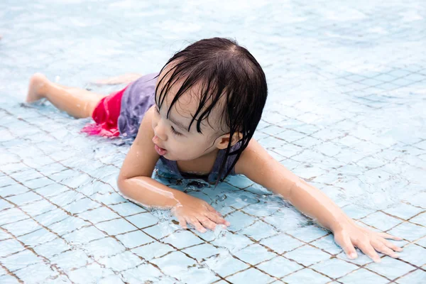 Asiático chino niñas jugando en piscina — Foto de Stock