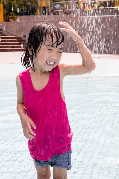 Feliz asiático chino poco chica tomar un ducha — Foto de Stock