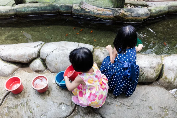 Asiatique chinois petites filles pêche avec Scoop Net à l'étang — Photo