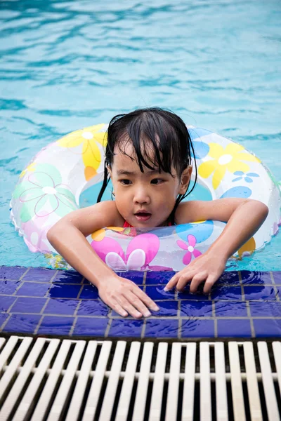 Asian Chinese Little Girls Swimming In The Pool — Stock Photo, Image