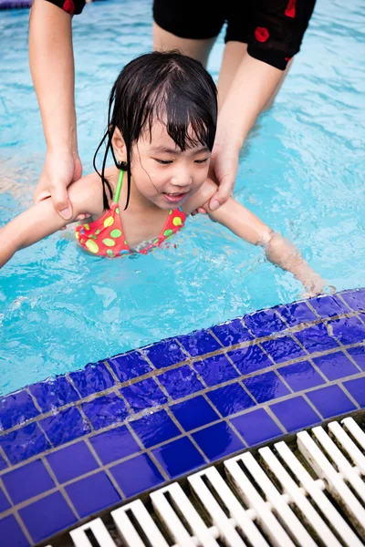 Asya Çin anne küçük kız Yüzme havuz başında öğretim