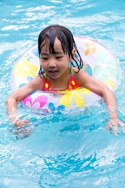 Happy Asian Chinese Little Girls Swimming In The Pool — Stock Photo, Image