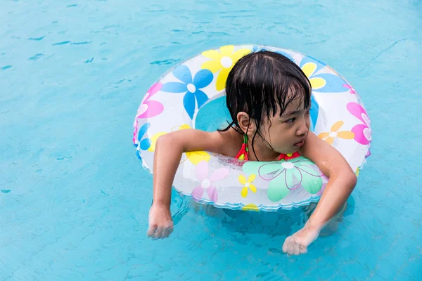 Ázsiai kínai kislány úszás a medencében — Stock Fotó