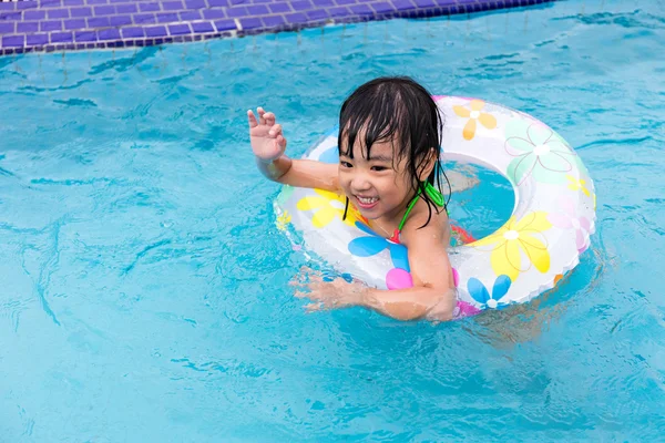 Feliz asiático chino niñas nadando en la piscina — Foto de Stock