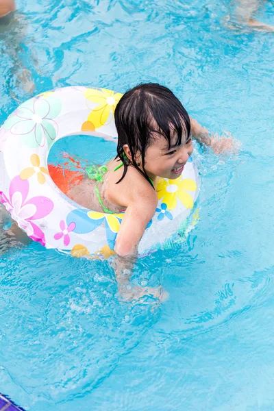 Feliz asiático chino niñas nadando en la piscina — Foto de Stock