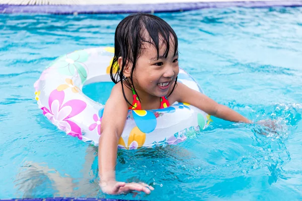 Feliz asiático chinês meninas nadando na piscina — Fotografia de Stock