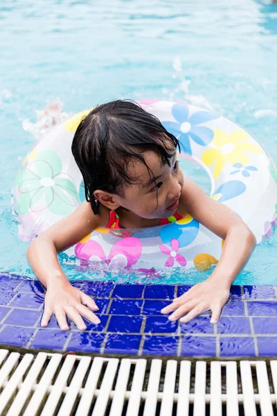 Azjatycki chiński dziewczynki pływanie w basenie — Zdjęcie stockowe