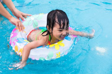 Asya Çin anne küçük kız Yüzme havuz başında öğretim