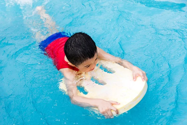 Yönetim Kurulu yüzen ile Asya Çin küçük çocuk Yüzme — Stok fotoğraf