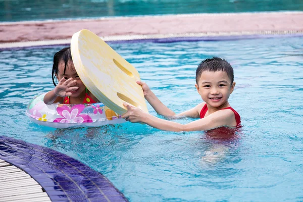 Asiático chino niños jugando en la piscina — Foto de Stock