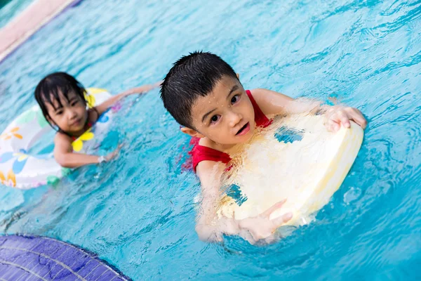 Asiático chino niños jugando en la piscina — Foto de Stock