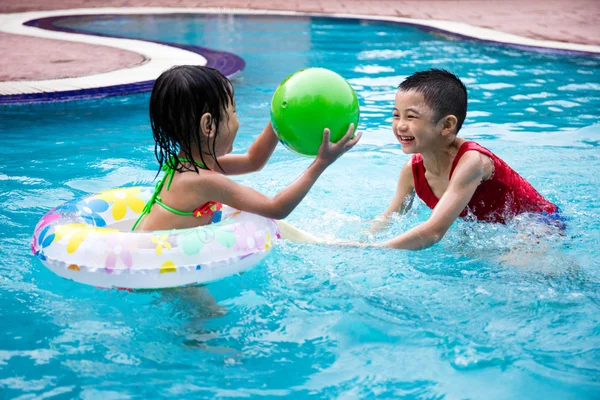 Asiático chino niños jugando en la piscina — Foto de Stock